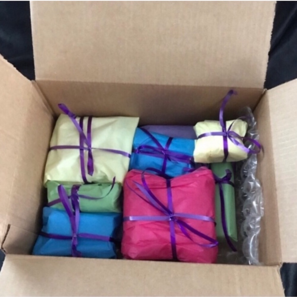 💛MAKEUP MYSTERY BOX - Picture 3 of 4